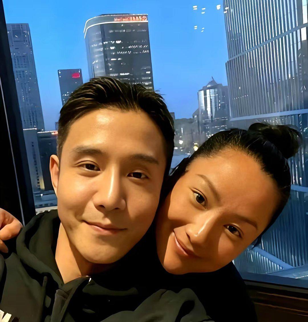 瞿颖：胡兵，最近有人说我可惜，觉得我没走豪门、没结婚生子，人生不够圆满。胡兵