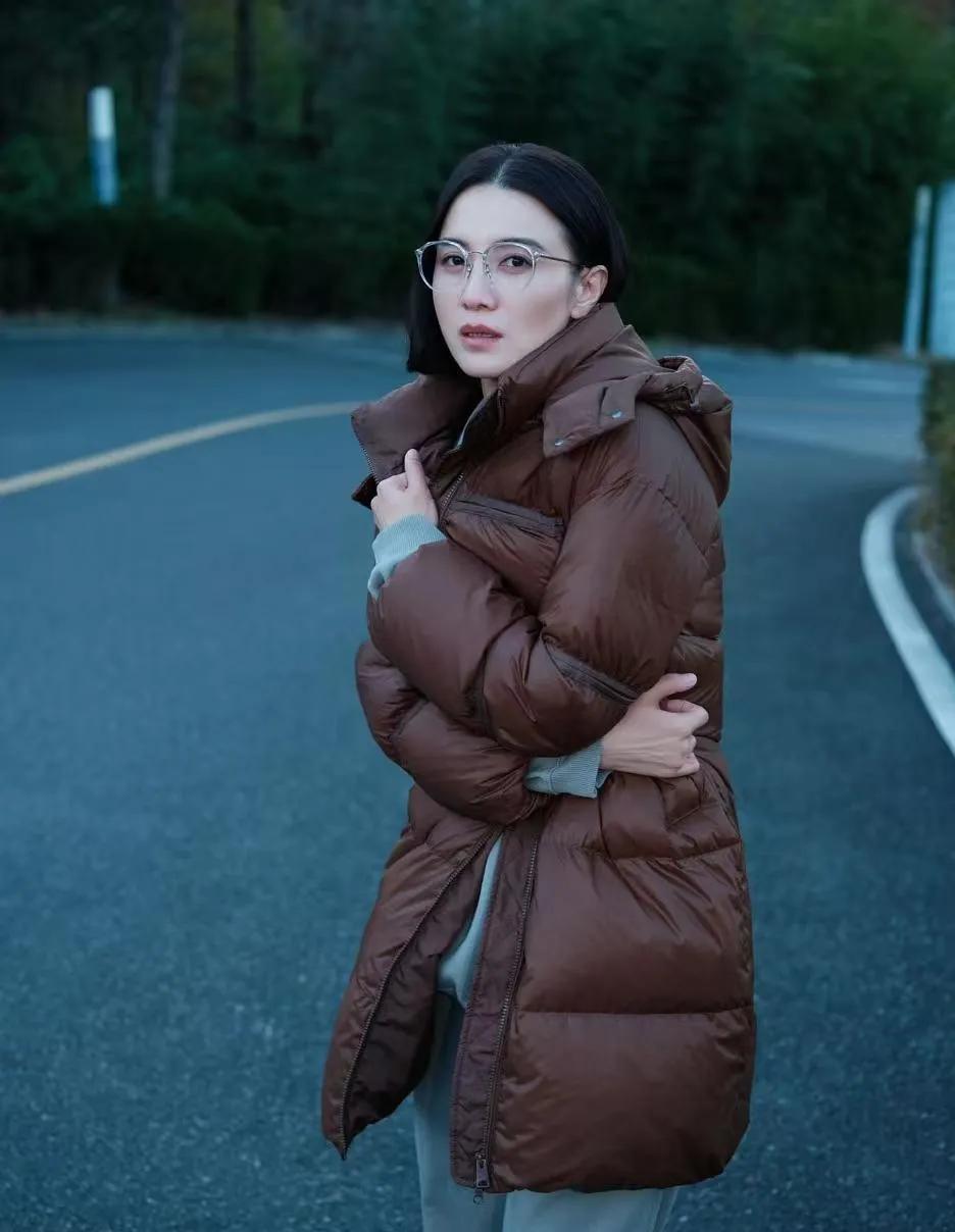 宋佳这穿搭我直接抄作业！美拉德羽绒服+运动套装也太会了宋佳的冬日穿搭永远是