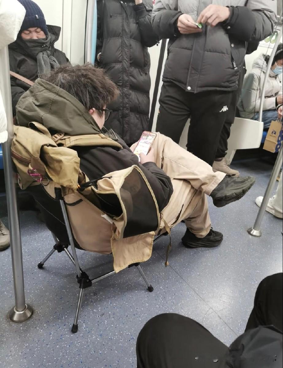 地铁惊现硬座刺客，这操作我看傻了！今早挤地铁，一哥们儿直接掏出折叠椅往车厢中