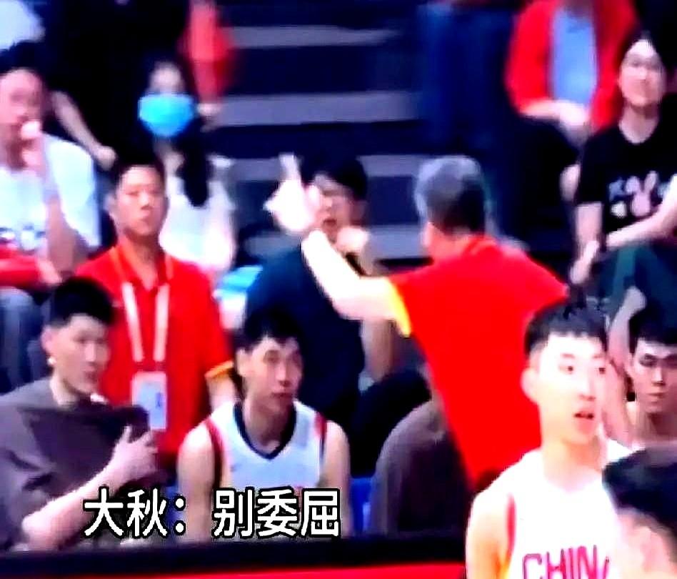 崔永熙一条龙上篮得分，迎接他的不是欢呼，而是郭士强的怒吼。球刚进，郭指导就冲