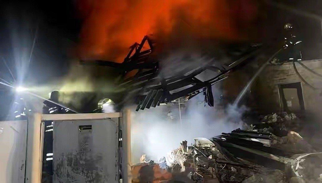 乌军对俄一处大型军火库的打击引发持续殉爆，当地居民连夜撤离。据报道，12日凌晨，