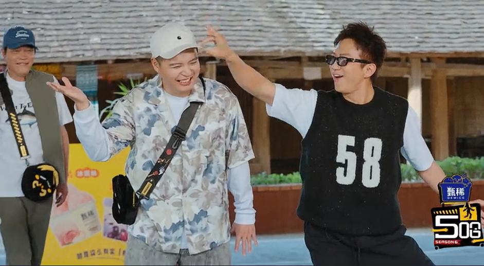 真不明白五哈为什么每年都请马頔？他还不如李乃文放得开敢拼。马頔是跳舞玩不了，轮滑