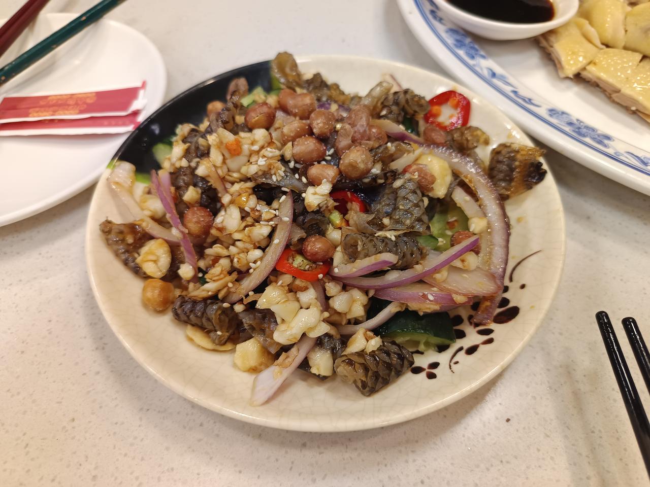 好吃的广州百年九记路边鸡前日晚与老婆去吃了广州滨江路上的九记路边鸡店，吃了15