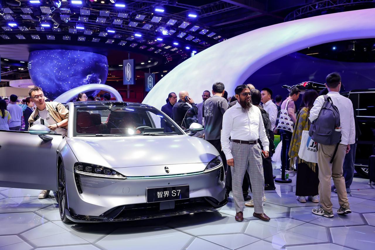 车展开会客厅，鸿蒙智行在玩一种很新的沟通今年北京车展，鸿蒙智行搞了个《会客厅》