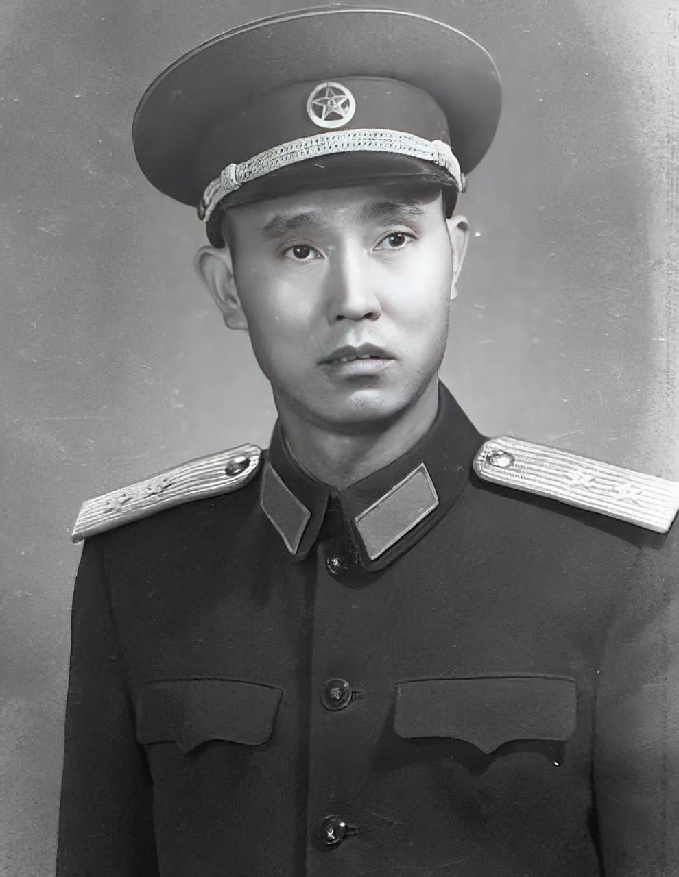 1947年，30岁的师长周志坚大婚，娶了19岁温柔护士矫明，全营都在祝福