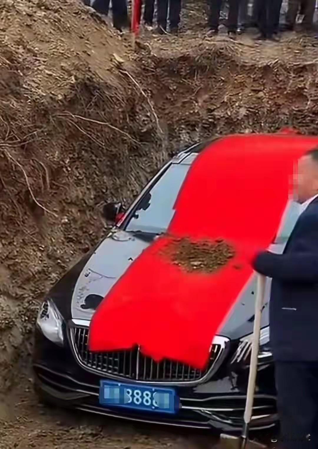 “这是家事？”近日，有网友在网上发了个视频，引发了巨大的关注。视频中，一辆挖机