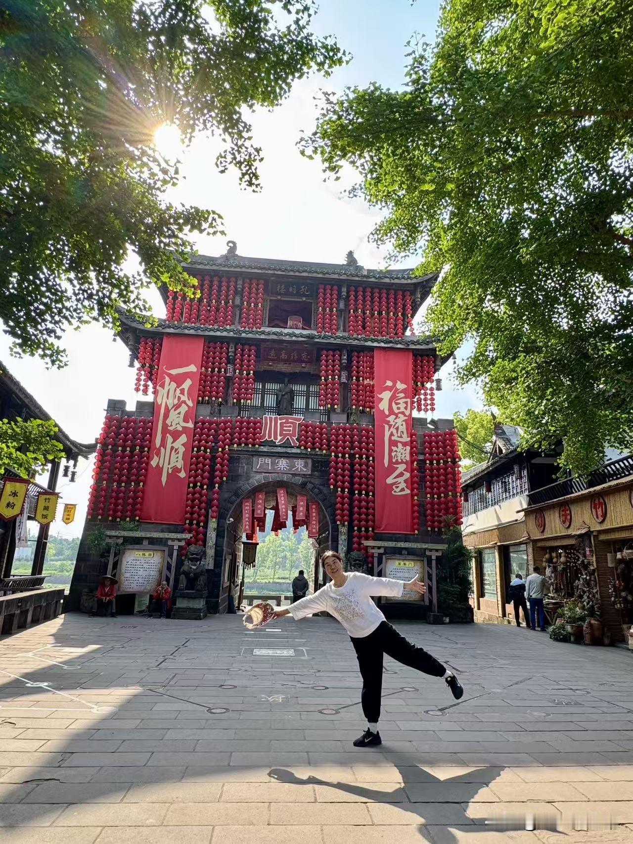 老俩口2026年春季床车自驾游第十一天，在成都轻松愉快的一天。上午弟弟开车，