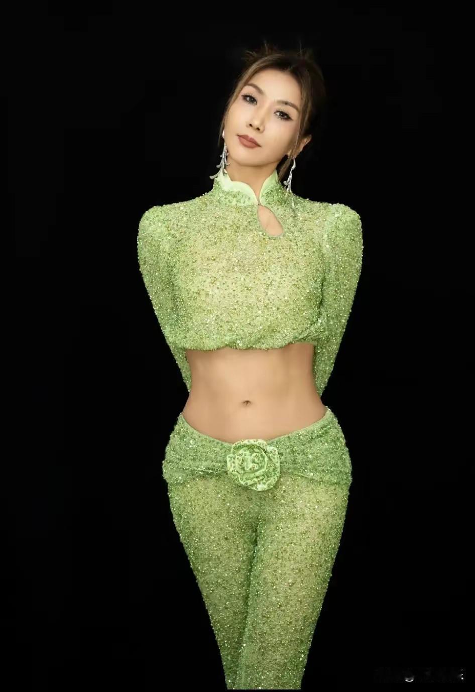 王蓉说的一点都没错，没有钱谈什么审美，王蓉虽然在娱乐圈作为一名歌手，但所做的