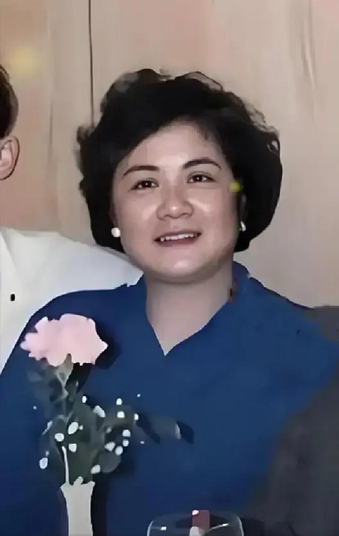 这是王菲的母亲，李亚鹏的前任老丈母娘夏桂影。她是窦靖童和李嫣的亲姥姥。夏桂影年轻时长得非常漂亮，弯眉