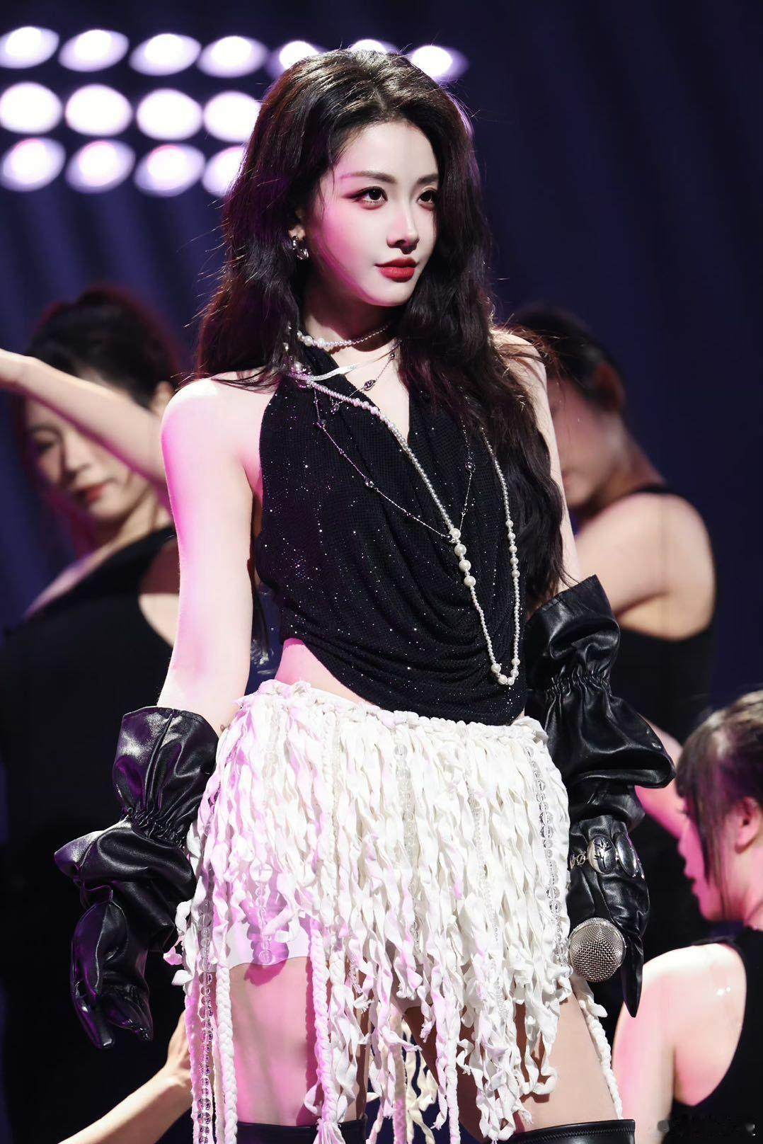 喻言春晚状态更是妈咪级别喻言这米白色流苏裙配红唇，直接把美艳霸气焊在身上，盯镜头