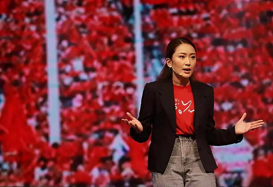 ​泰国为泰党的实力不容忽视。虽然现在为泰党已经处于没落的形势，但是当红衫军聚集在