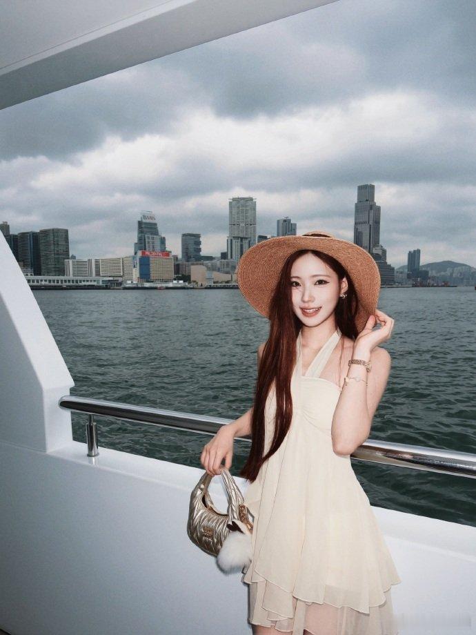 小S二女儿晒香港旅行照小S二女儿晒香港之旅美照，好漂亮呢~小S二女儿晒香港