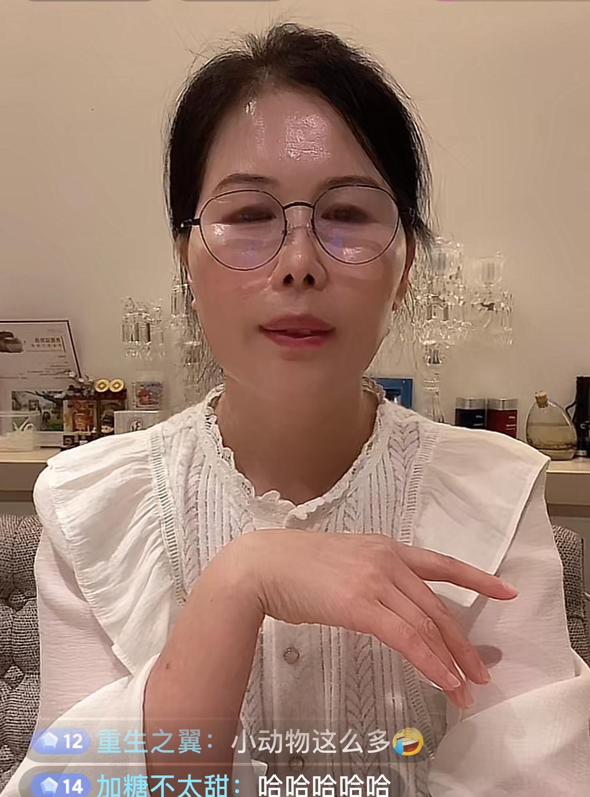 7月22日，汪小菲家小杨阿姨出现在直播间，有网友说：阿姨怎么不去北京啊！小杨阿姨