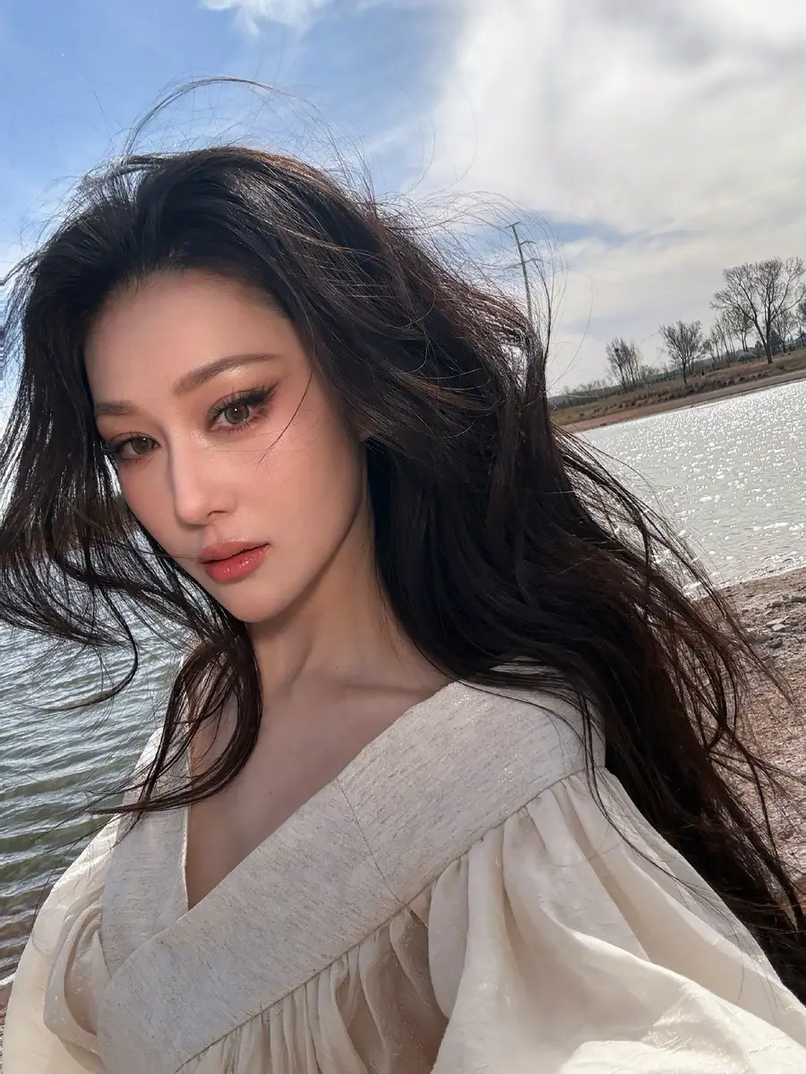 张馨予晒五一假期旅游美照！