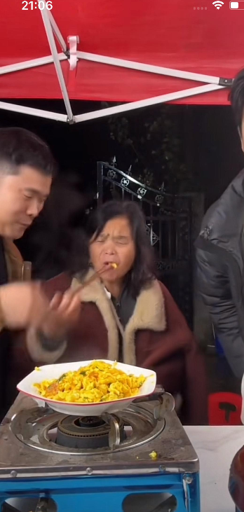 阿杜没带货，李佳也没直播。网传的母子档，纯属编的。有人爱看热闹，就有人爱造故