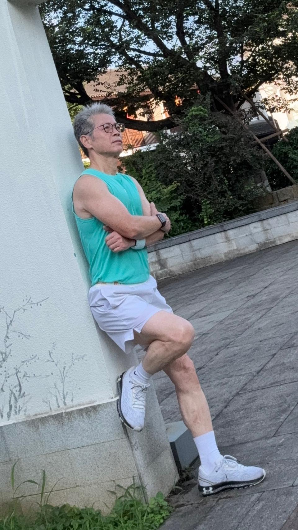 曾经以为坚持运动、严格自律是一时喜好，后来才明白：人生大多抉择不是心甘情愿，而