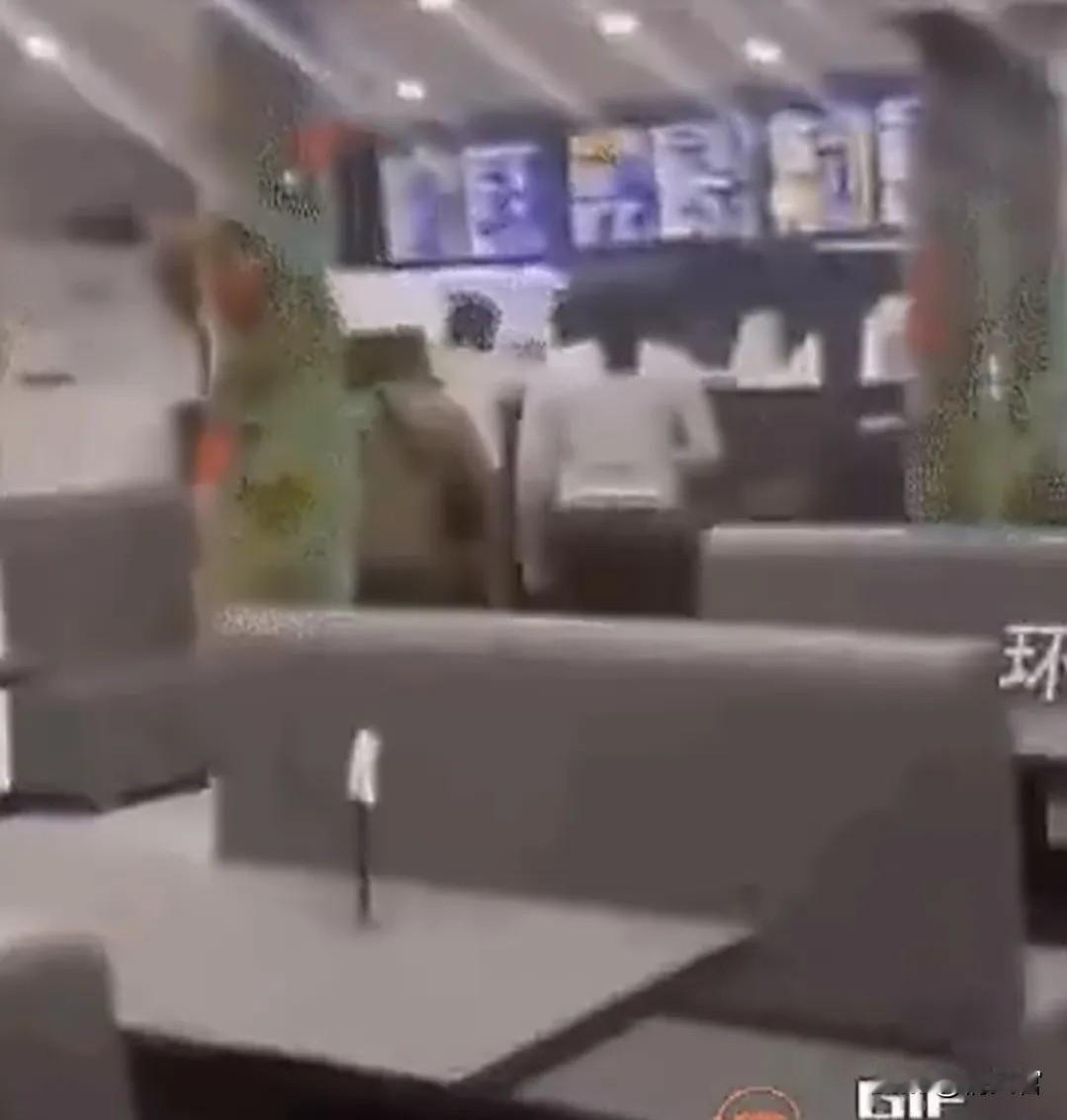 惊！印度游客“信仰闹剧”背后，旅游热下的文化与利益之争！近期，一则发生在英国餐