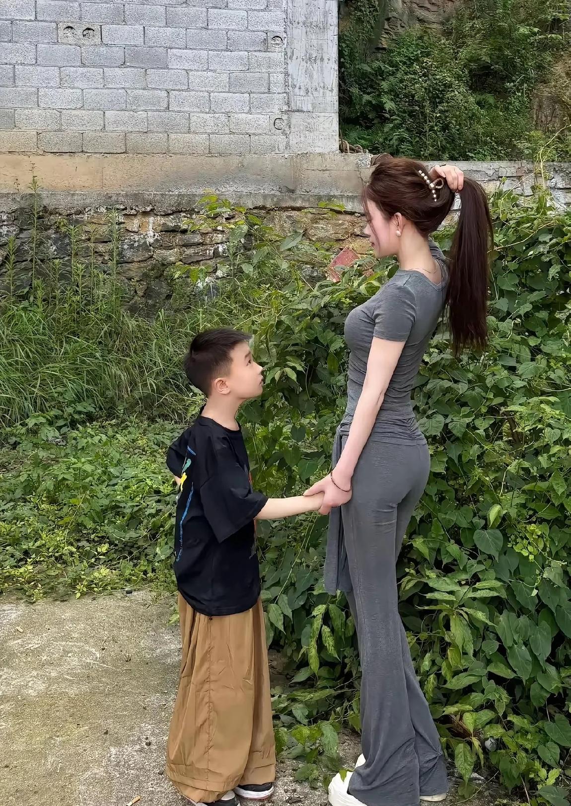 这气质丝毫不输周涛。美中不足的是她带着个小男孩，往后的日子怕是不太好过。哎，别纠