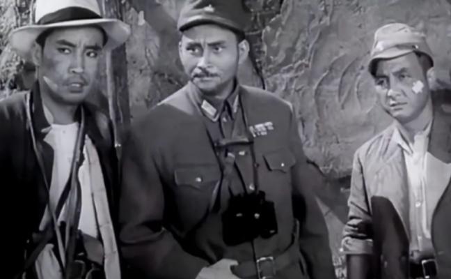 1945年，一八路军正在坟头烧文件，没想到就遇到了前来扫荡的日军。日军想要上前查