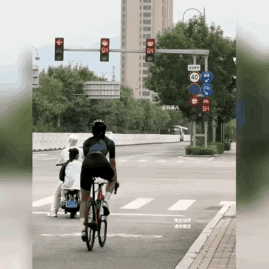 小姐姐这停车的动作真的是厉害。一般人真的模仿不了。