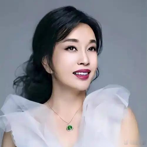 大家都说刘晓庆70多岁了，不但年轻还非常有活力，是不是吃了什么大补的东西。她坦然