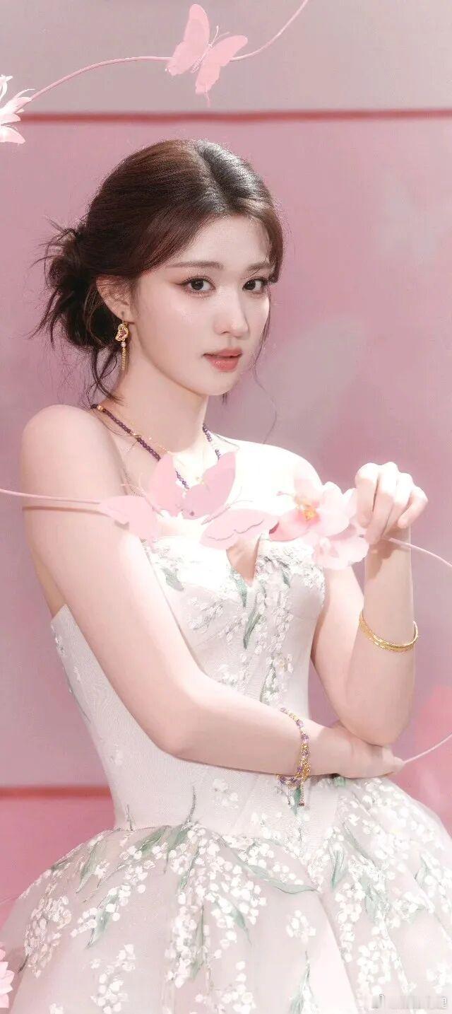 王楚然粉系风铃裙写真壁纸