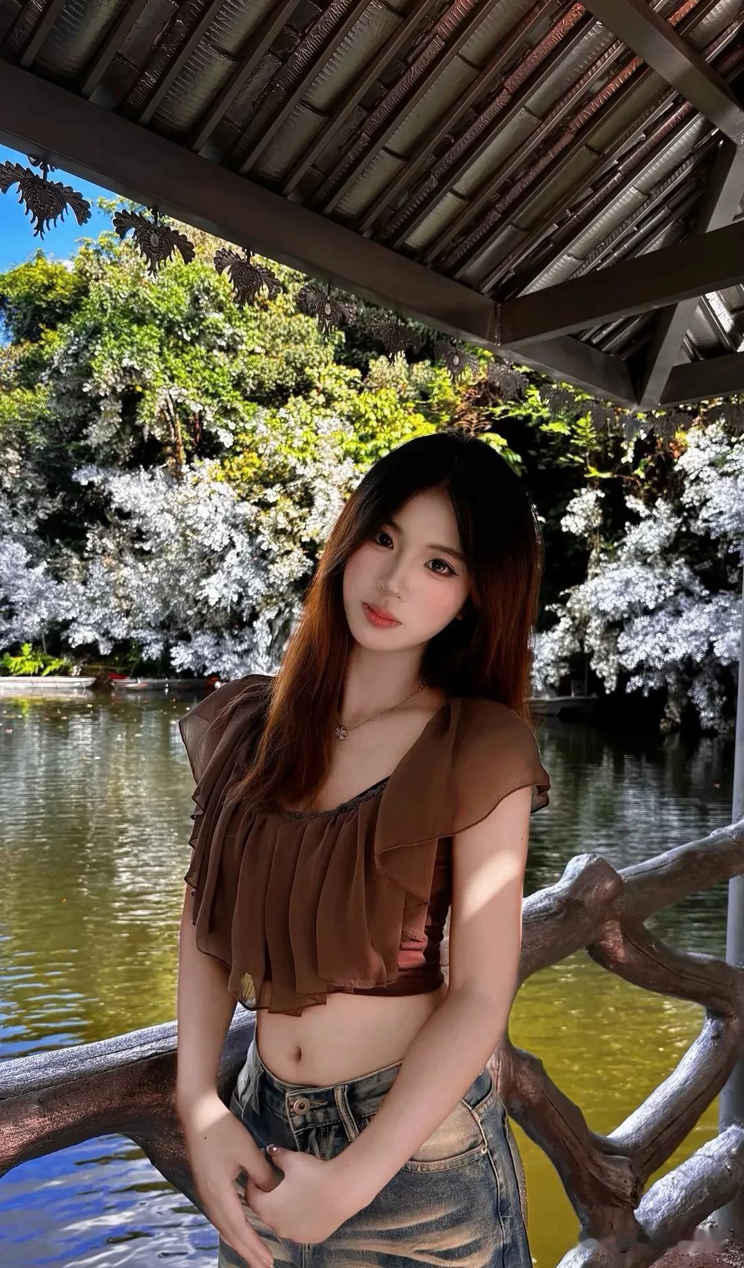 湖边少女，轻盈如蝶微风轻拂，裙摆轻扬自信光芒，闪耀自然每一刻，