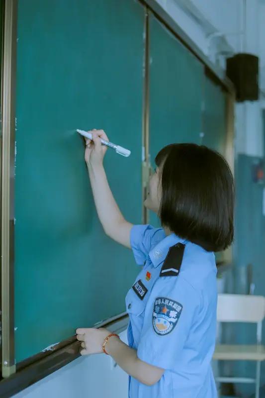 女生考警校，还值不值得，分数线原来比男生高很多警校，是很多学生的目标院校近