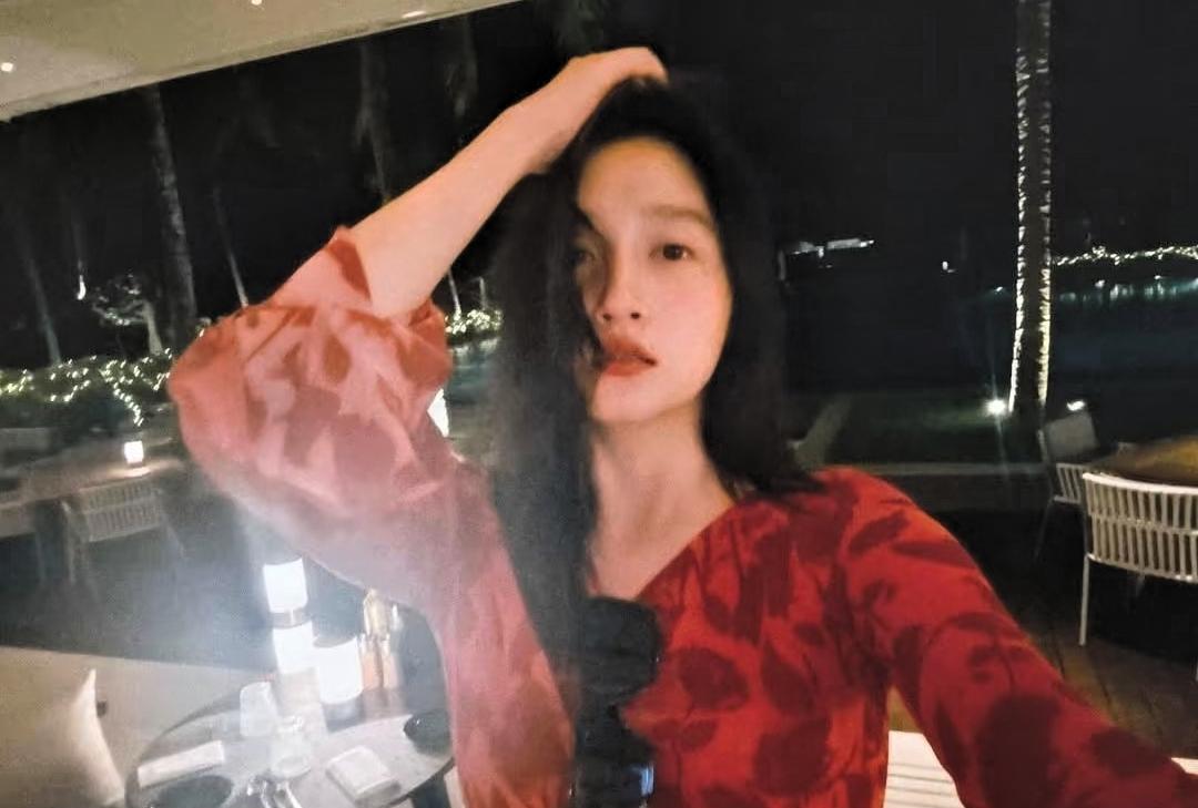 关晓彤又晒新的旅行照，她这身红色穿搭也是蛮好看的！其实她从小就是细长条，身材这么