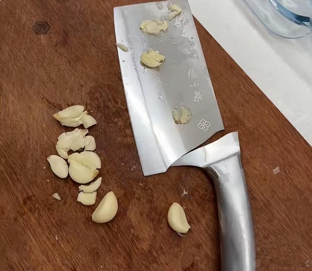 张小泉破产了？三年前拍蒜断刀事件名震网络是破产导火线。当然压垮这个400年老