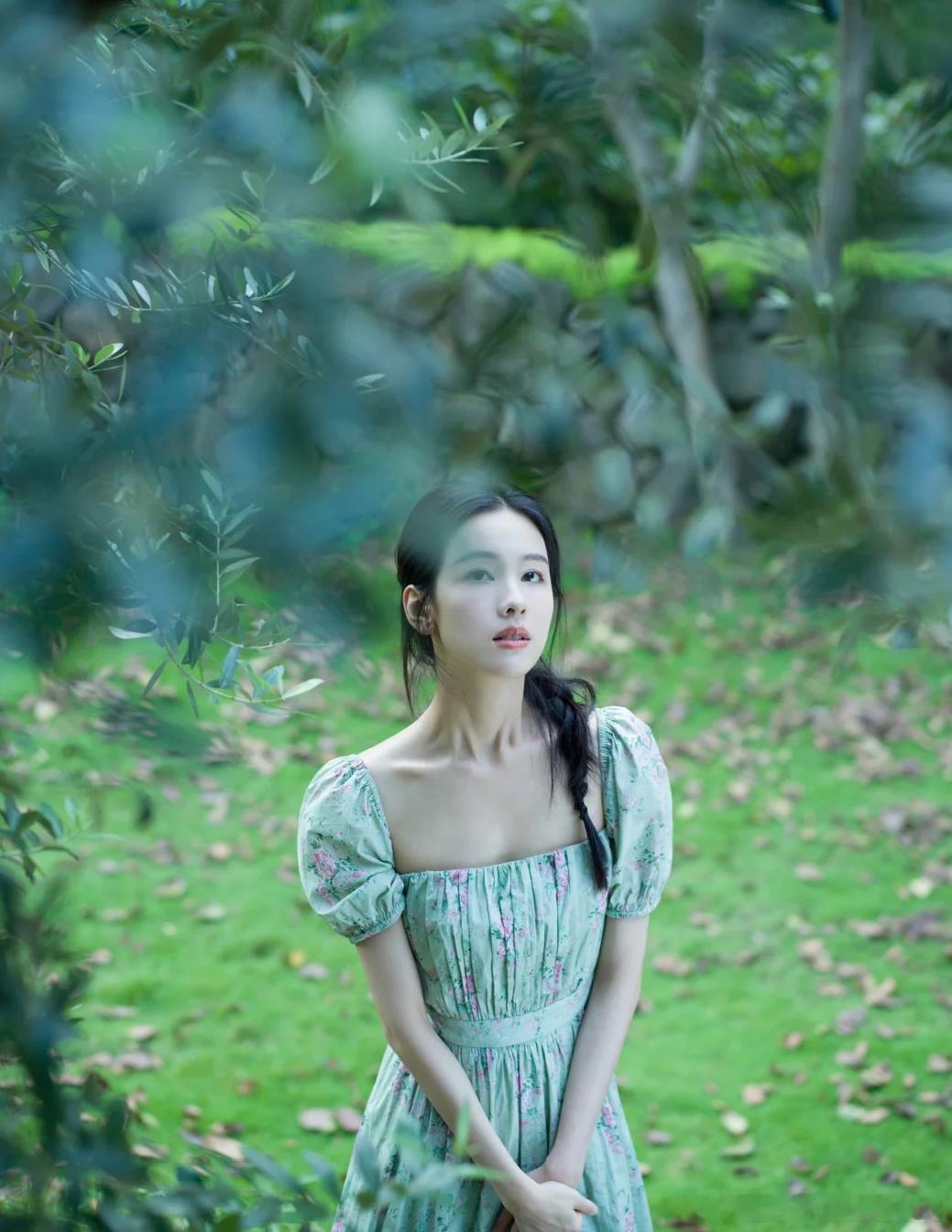 陈都灵绿色长裙简直美炸天，衬的她又仙气又温柔，绿色简直就是她的适配色，太美了～