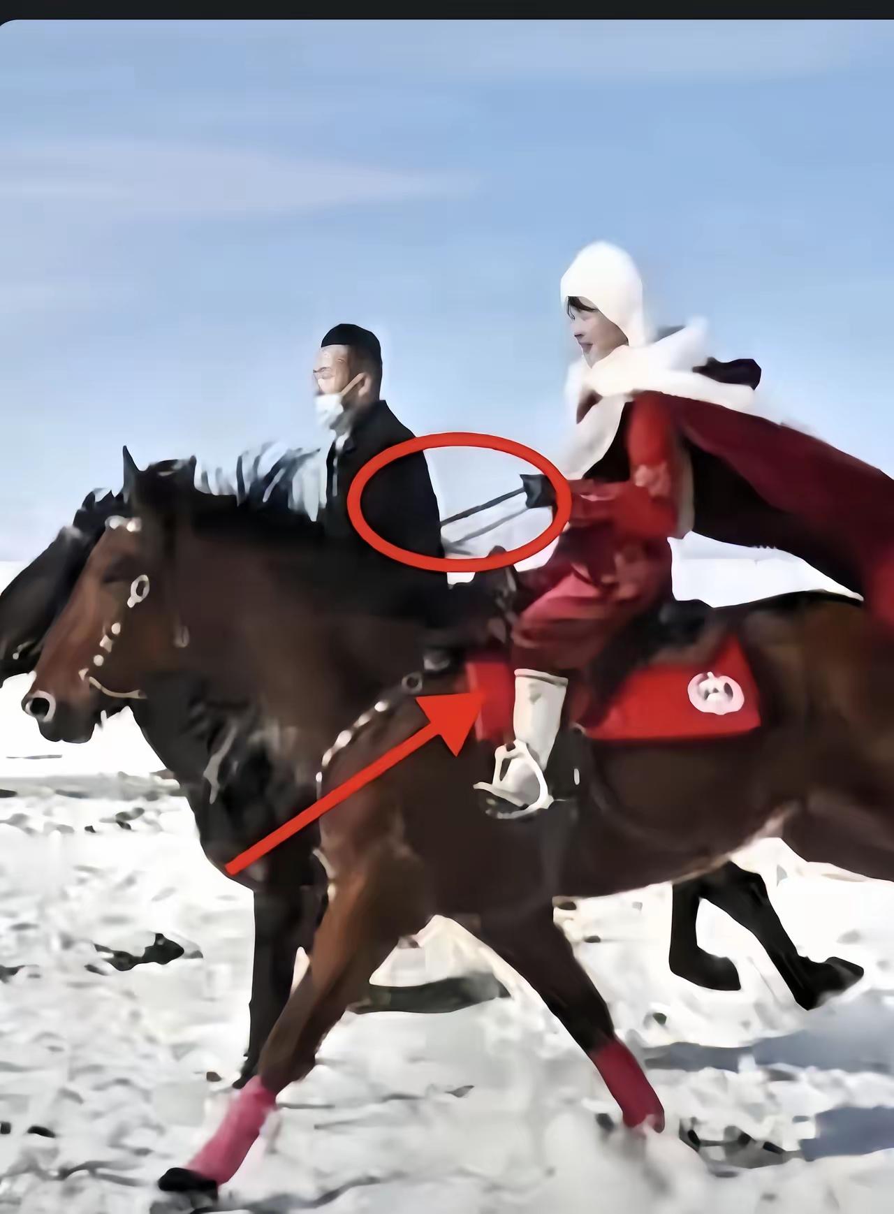 看着这一脚狠狠踩进马镫里，后背真是直冒冷气。​玩过马术的都懂，这哪是骑马，分