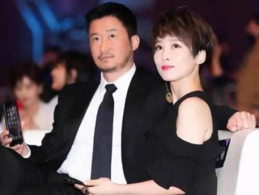 2012年，吴京第一次去拜见岳父，忍不住多喝了两杯，一时兴起，拍着岳父的肩膀就叫