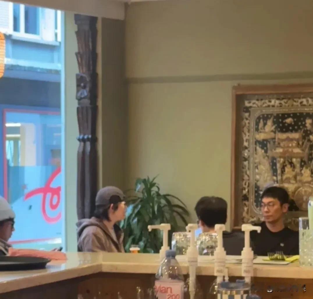 朱亚文现身瑞士一家小店，生图的他好瘦啊，这脸部轮廓绝了。他戴着黑框眼镜，穿着一