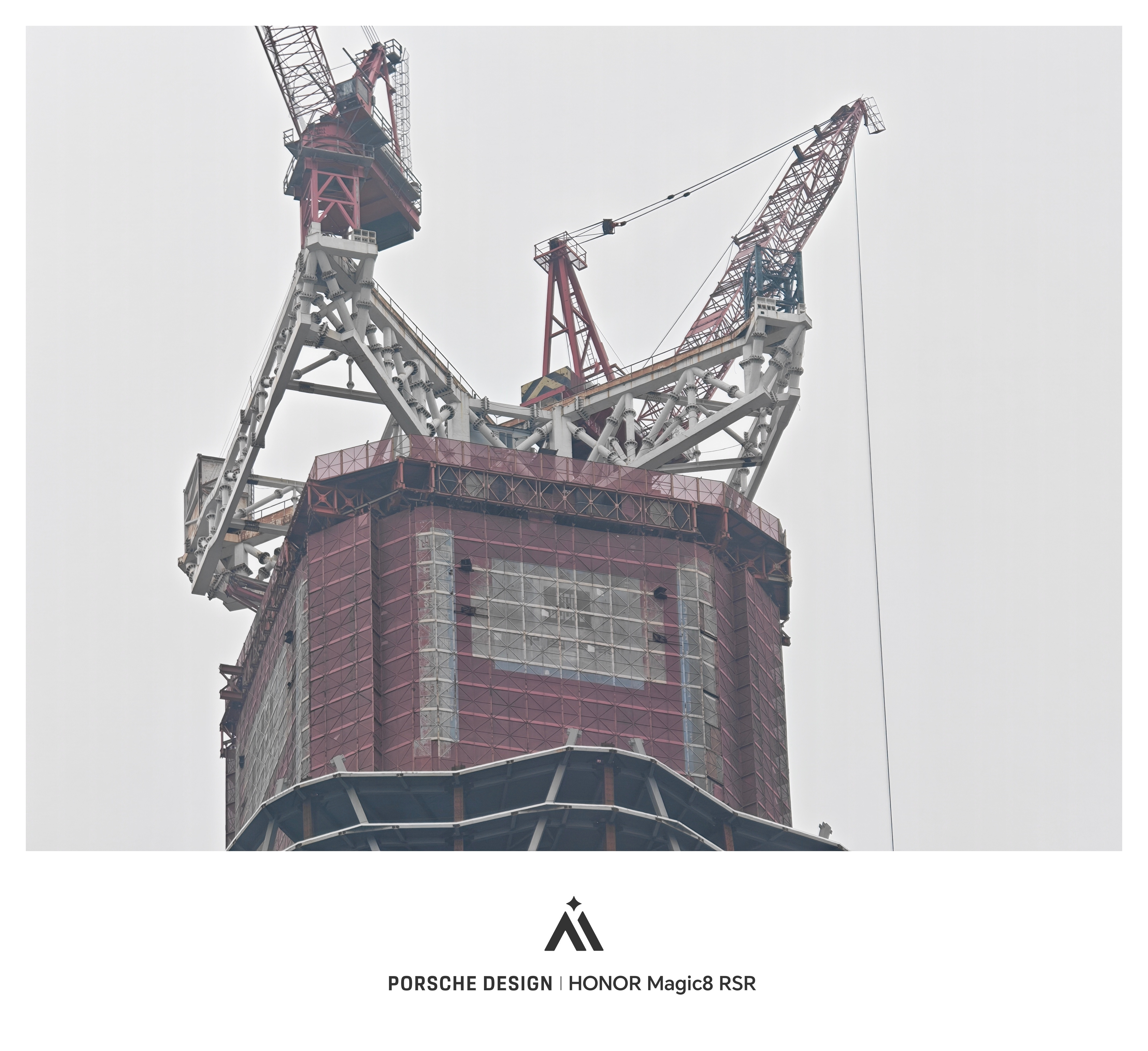 路过成都最高的“烂尾楼”绿地468，正好带着荣耀这个增距镜套装，顺手掏出来安上试