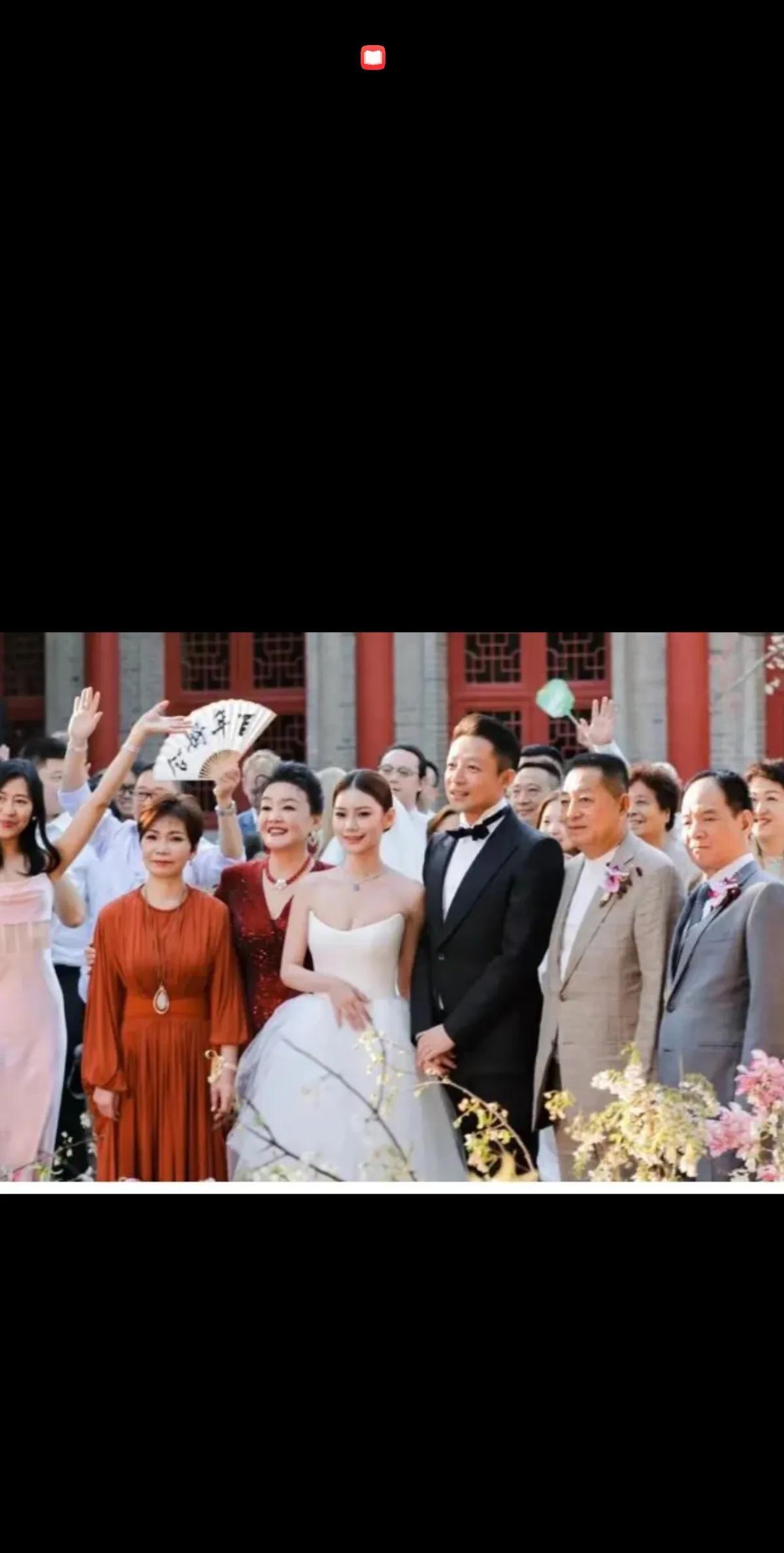 好羡慕汪小菲！因为在他43岁二婚的时候，他离婚的父母，还可以陪伴在他左右，见