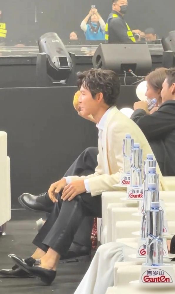 51岁钟汉良刚拿品质盛典大奖，转头穿九分裤豆豆鞋被骂土到掉渣！上月你刷到的