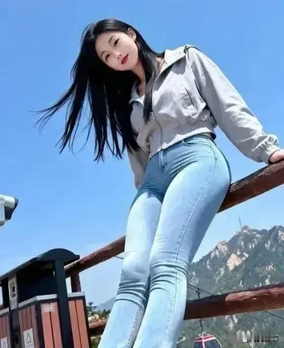 阳光下的清新女孩，山间风景美如画