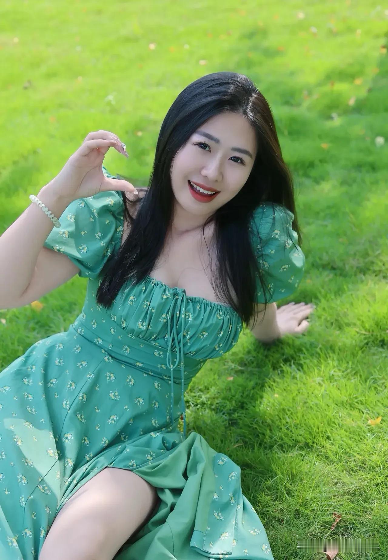 夏日绿意，清新一夏！阳光穿透树叶，满眼生机，治愈疲惫心灵。感受自然的