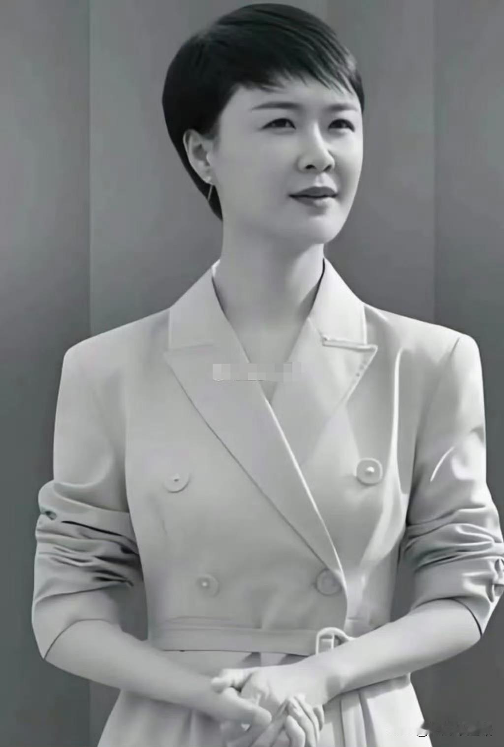 就在刚才，一位在新疆的女性朋友给我打来电话，声音低沉地说，贺娇龙走了。她说这两天