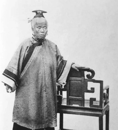 1868年，45岁的李鸿章看到母亲露在轿帘外的脚，忙低声说：“娘，你把脚往回收收