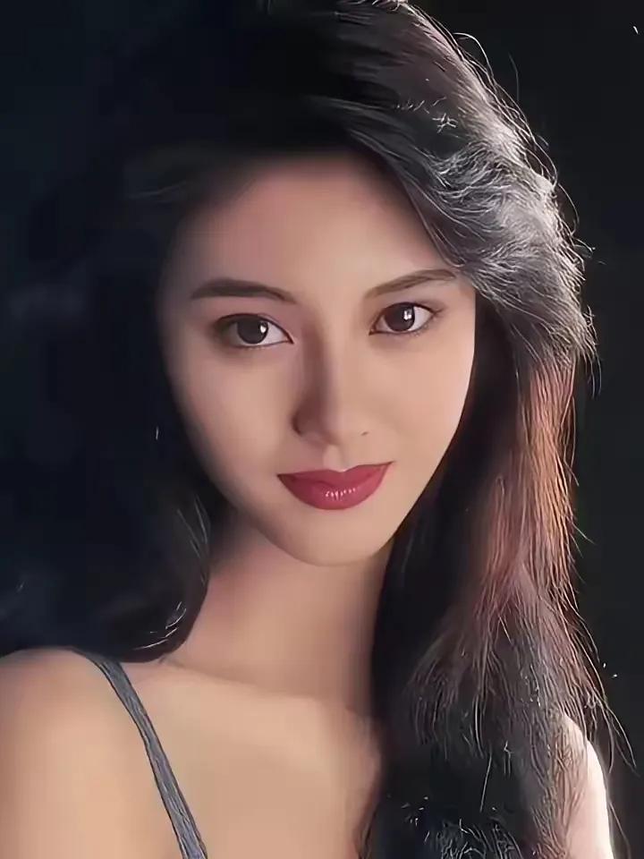 当年，刘銮雄说李嘉欣漂亮是漂亮，但风骚是真风骚。当时的李嘉欣刚刚夺得港姐冠军，就