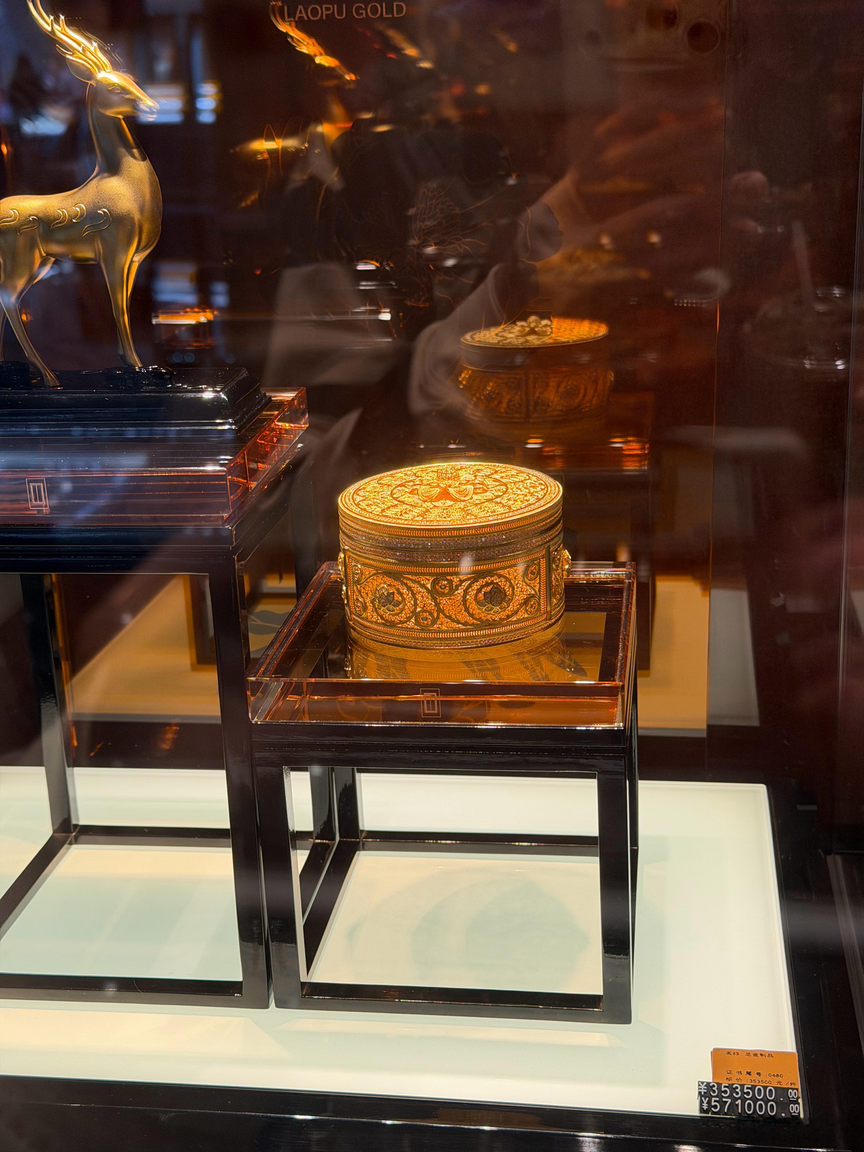 LV母公司总裁，来中国看了俩品牌：一个是炙手可热的「山下有松」，甚至还从里边买了