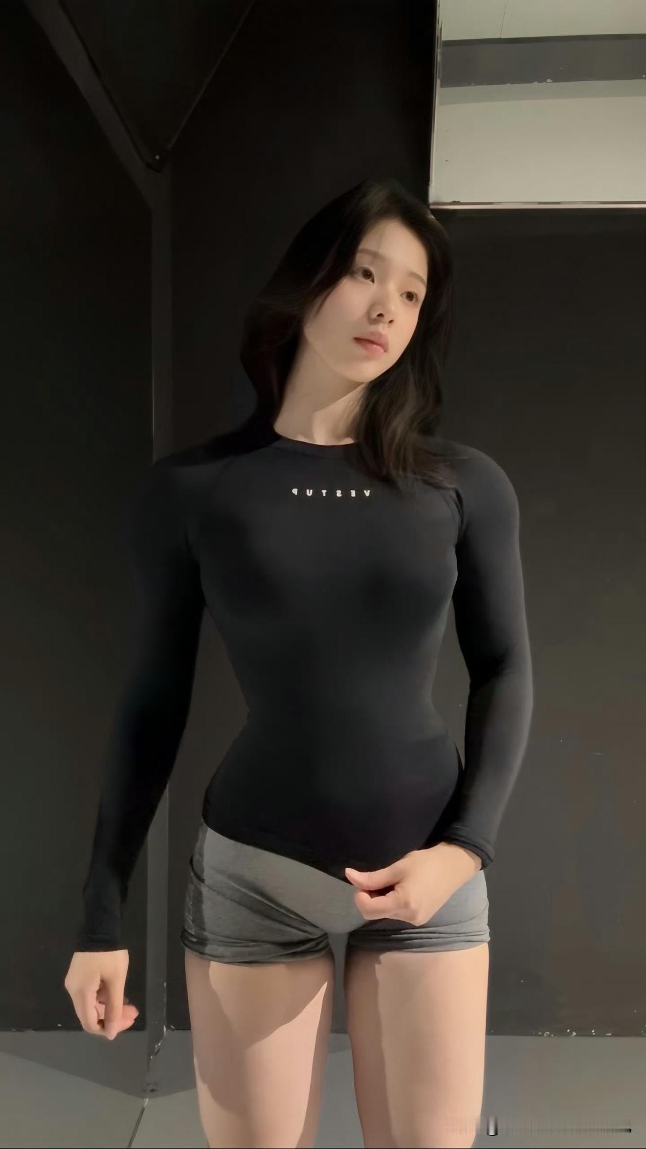 冬日生活打卡季黑色健身服，漂亮[呲牙笑][呲牙笑][呲牙笑]