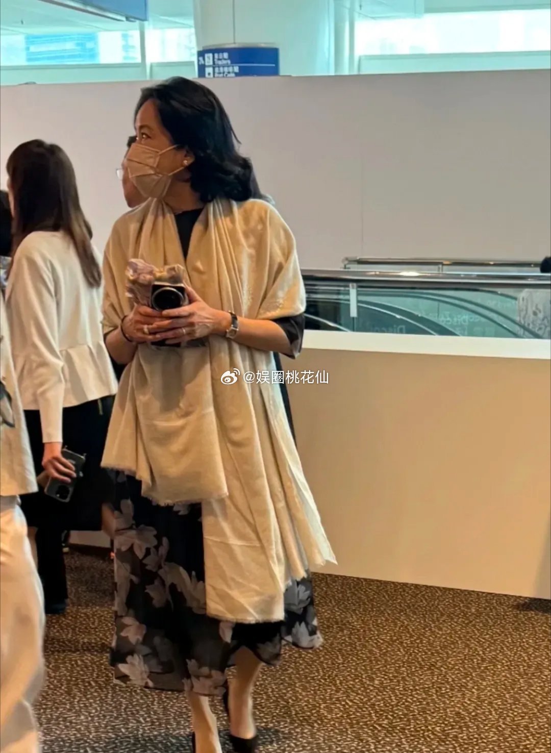 郭晶晶的婆婆朱玲玲现身看巴塞尔艺术展，她的穿搭好有品味啊，简约又优雅。