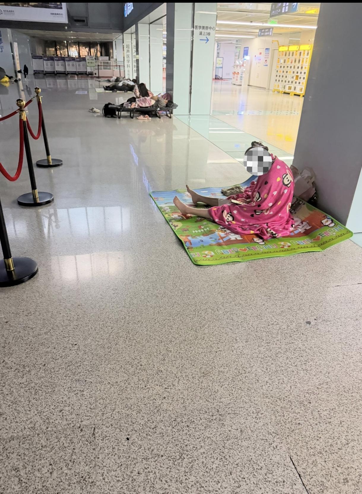 这不是车站，是医院，像抢救室和ICU，要24小时有人守着，但又不能陪床，在外面住