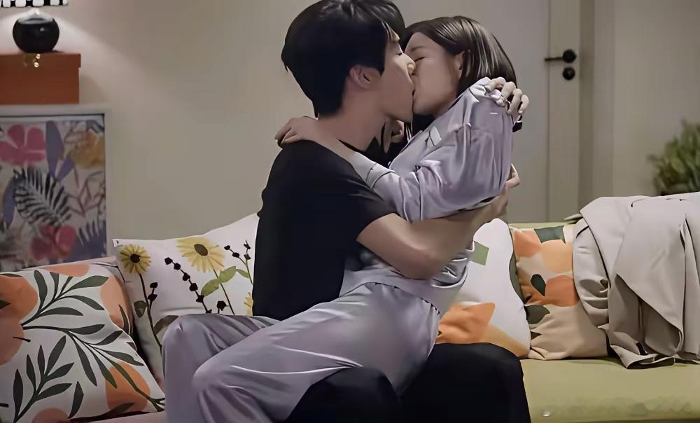 今天看了狙击蝴蝶想不明白，陈妍希42岁了为啥还拍这种吻戏？