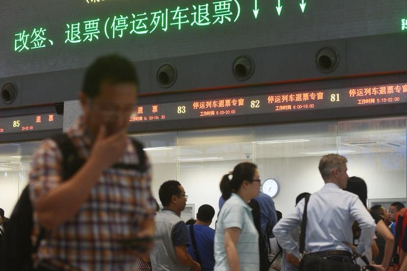 国庆购票高峰，不少人碰到这种闹心事儿：同一班列车，长途有票，短途却得候补。123