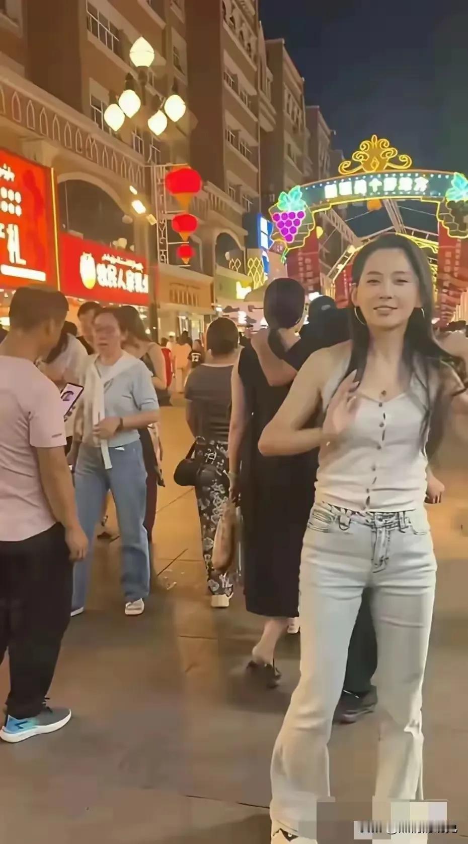 被粉丝偶遇的森林北！被粉丝偶遇的森林北，并没有美颜之后的那般漂亮，身材也没有那