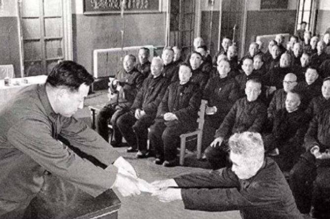 1975年，毛主席一声令下，把关了二十多年的293名国民党战犯全部放了。临走前，